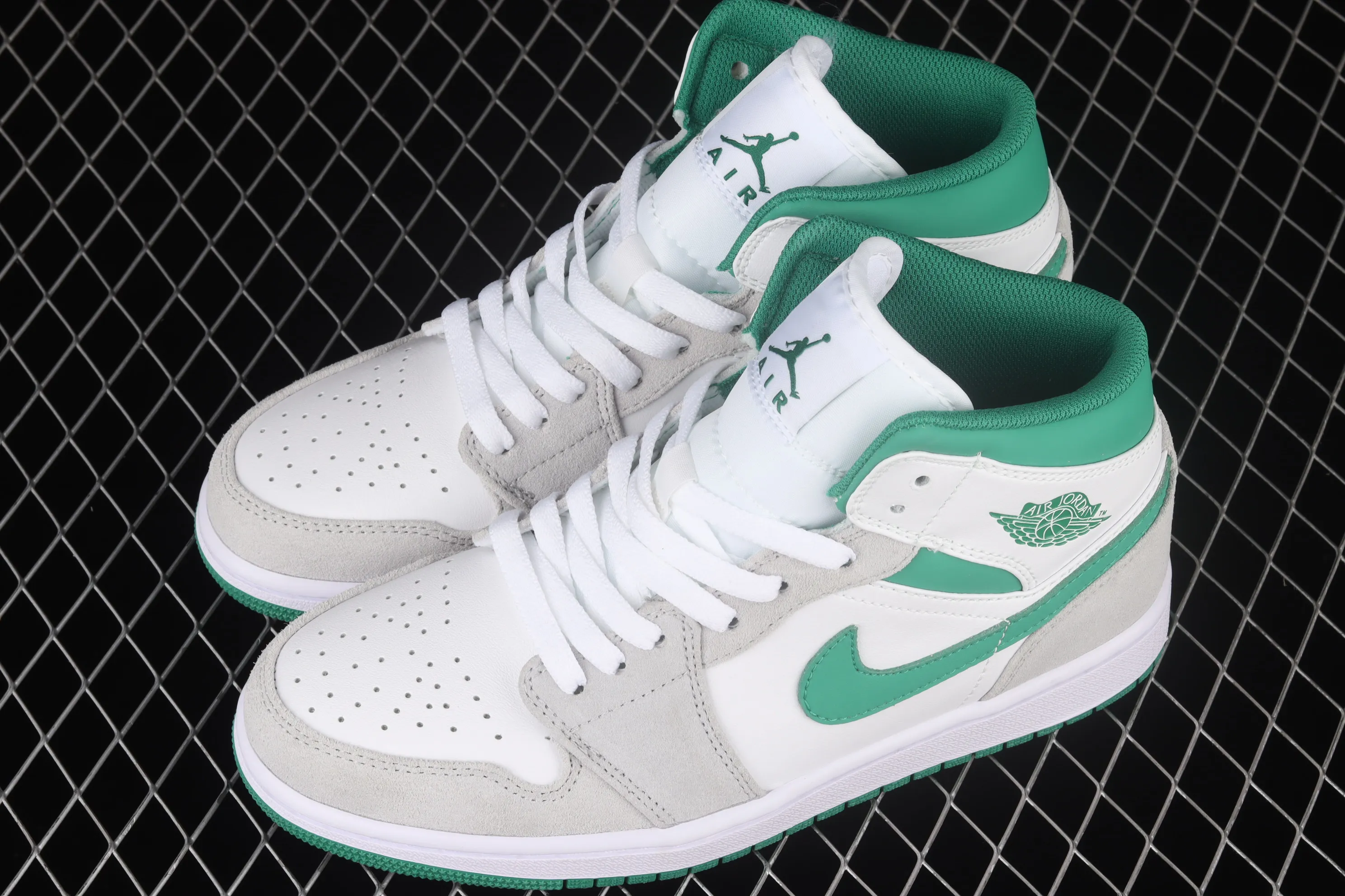 All categories Air Jordan Jordan series basketball shoes Air Jordan 1 Mid Different versions Air Jordan 1 Mid AJ1 Joe 1 white gray green mid-top basketball shoes DC7294-103
